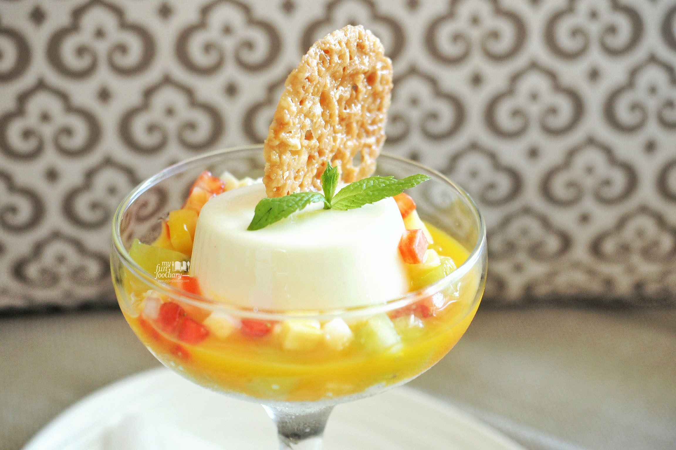 Du khách sẽ được thưởng thức hải sản tươi như cá ngừ, mực, hàu, tôm, các món sushi, sashimi, hay gọi món gan ngỗng từ một thực đơn theo yêu cầu mà không phải trả thêm chi phí nào. Ảnh: Myfunfoodiary.