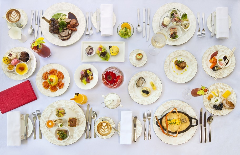 Du khách cũng có thể chọn từ thực đơn theo yêu cầu gồm những món như trứng nhân tôm hùm với trứng cá hồi, trứng ốp tôm sông, thịt bò wagyu.