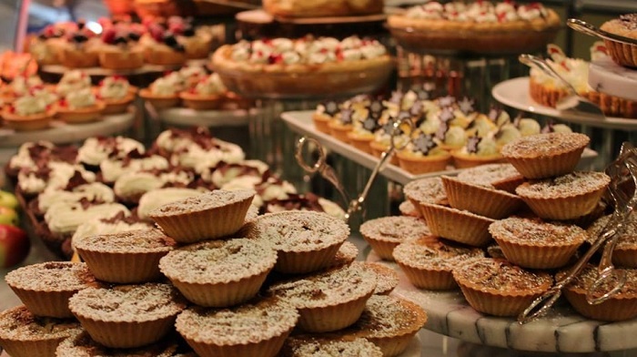 Khách sạn Four Seasons, Los Angeles, Mỹ:  Với 10 quầy đồ ăn, 2 quầy bar, bạn sẽ được thỏa sức thưởng thức các món ăn và rượu ngon. Khách sạn phục vụ đủ món, từ bánh quế Bỉ, trứng ốp tới sushi, điểm tâm, salad... Ảnh: Fourseasons.