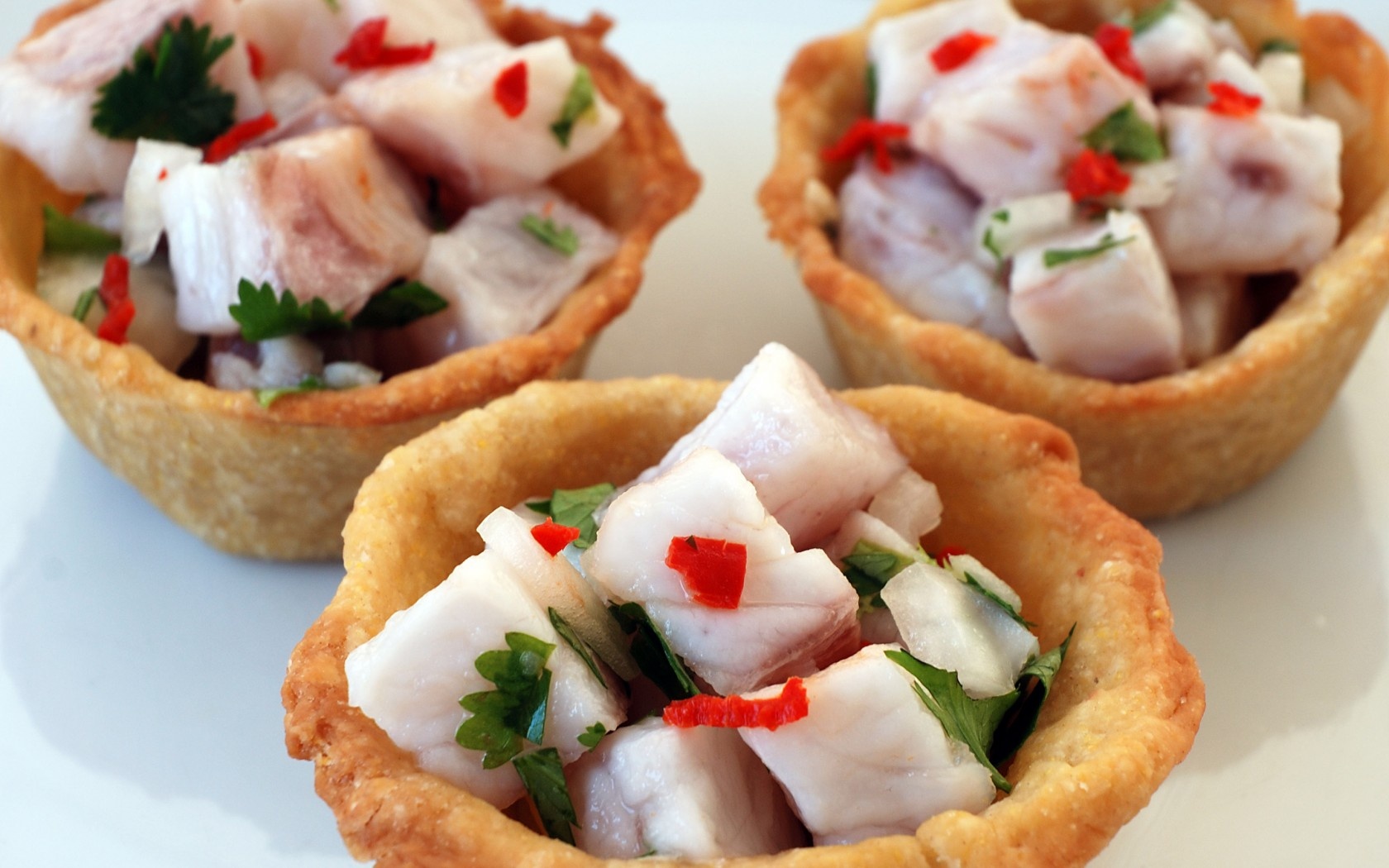 Ceviche (Peru): Có từ thời Peru còn là thuộc địa của Tây Ban Nha, ceviche là món gỏi hải sản được nhiều du khách yêu thích. Cá tươi được thái miếng vừa ăn, ướp nước chanh, sau đó cho thêm hỗn hợp gia vị Aji, hành và muối.