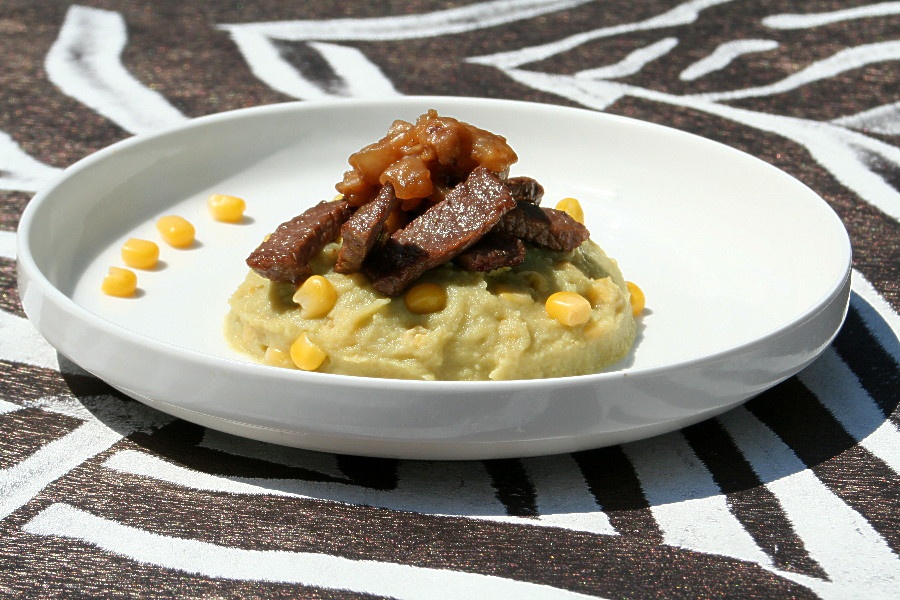 Nyama na irio (Kenya): Món ăn truyền thống của người Kikuyu gồm thịt bò được ăn kèm irio - hỗn hợp khoai tây nghiền, đậu, bơ và ngô ngọt. Nyama na irio có vẻ ngoài không được đẹp mắt nhưng có vị ngon và rất dễ ăn. Ảnh: 196flavors.