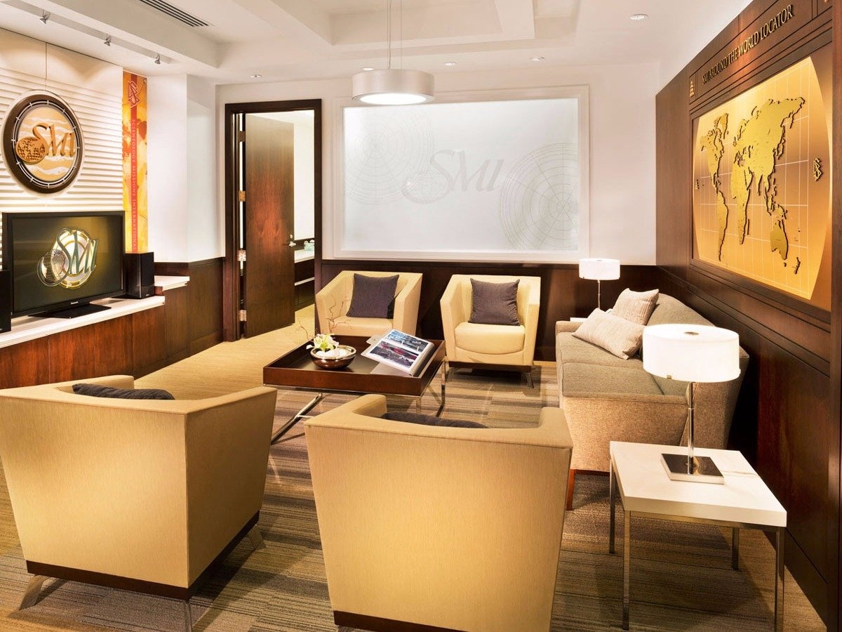 Tòa nhà có một loạt văn phòng.