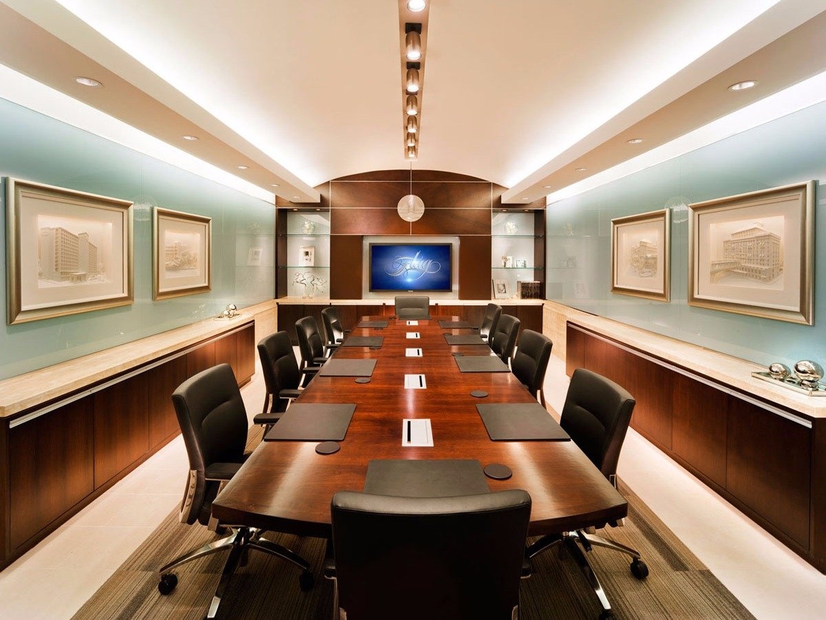 Ban quản lý sẽ tiếp đón những nhân vật quan trọng trong phòng họp.