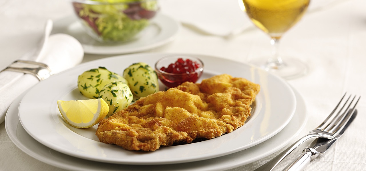 Weiner Schnitzel (Áo): Có lịch sử từ những năm 1800, món ăn này gồm một miếng thịt bê thái lát to, mỏng, tẩm muối, bột, trứng và vụn bánh mì, rán cho tới khi có màu vàng nâu. Thịt bê thường được ăn kèm khoai tây và một miếng chanh, có lớp vỏ giòn và phần thịt bên trong chín mềm.