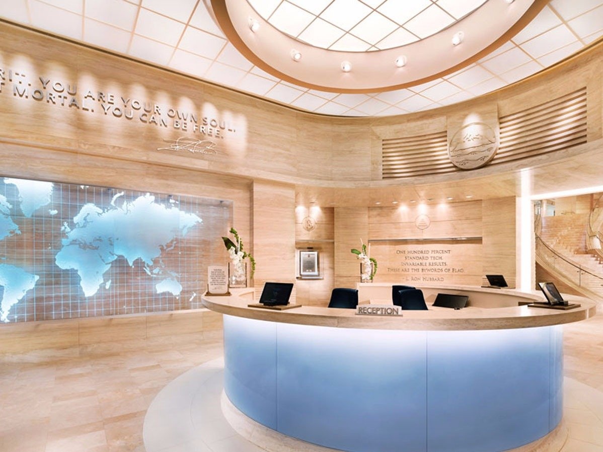 Bên trong tòa nhà được ốp đá hoa vôi Italy theo truyền thống kiến trúc của các thánh đường.