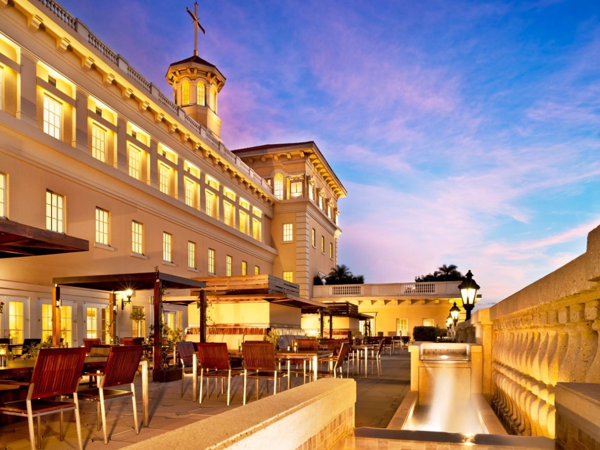 Khu vực ngoài trời rộng rãi với nhiều đài phun nước tuyệt đẹp.