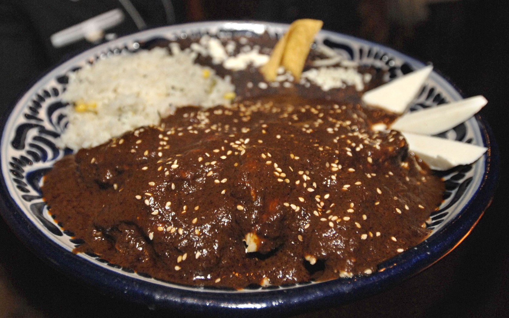 Mole Poblano (Mexico): Nước sốt đặc trưng của ẩm thực Mexico được chế biến từ hơn 20 loại nguyên liệu, trong đó có 4 loại ớt, hành, các loại hạt và gia vị. Nước sốt này được dùng kèm nhiều món ăn Mexico.