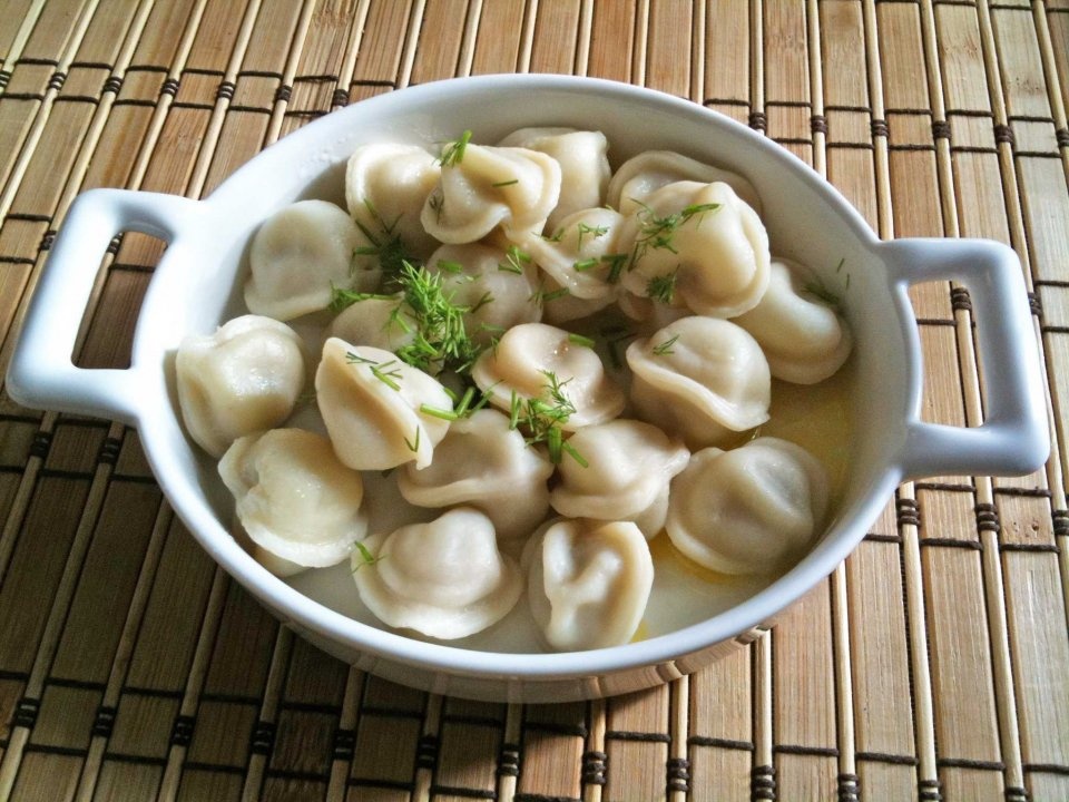 Pelmeni (Nga): Các loại thịt như thịt lợn, cừu, bò được xay nhỏ, trộn với hành, nấm, bọc bột sau đó luộc chín. Món “sủi cảo Nga” này rất dễ ăn, với lớp vỏ mềm mịn, phần nhân thịt thơm ngon. Ảnh: Business Insider.