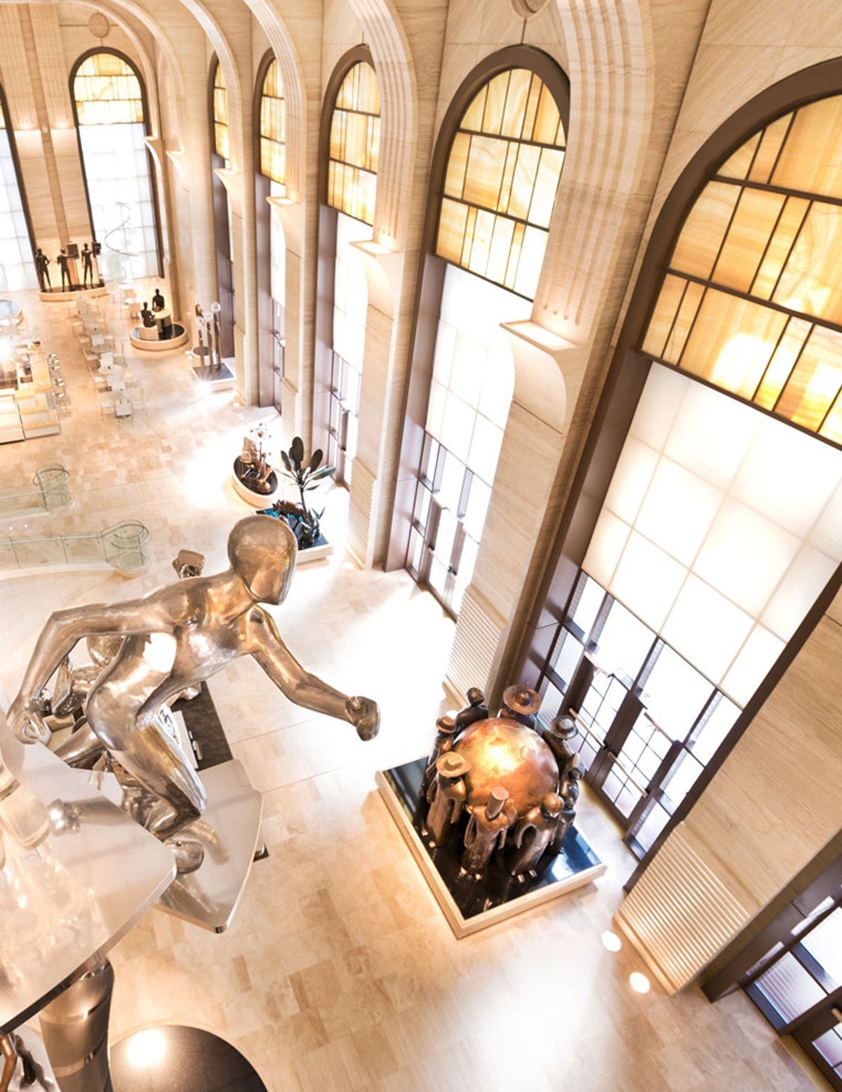 Một cầu thang nhìn xuống Grand Atrium, nơi đặt những bức tượng biểu trưng của Dianetics và Scientology.