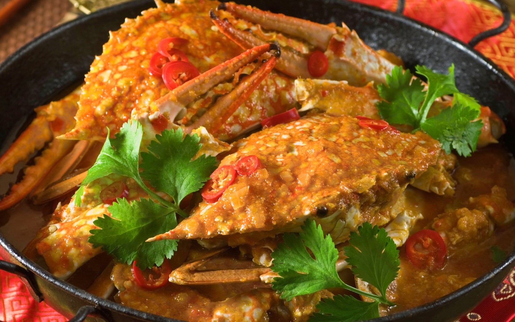 Cua sốt ớt (Singapore): Đến Singapore mà chưa thưởng thức món cua sốt ớt thì thật uổng phí. Cua được xào cùng hành, gừng, tỏi, sau đó cho vào đun nhỏ lửa trong một loại sốt làm từ cà chua và ớt.