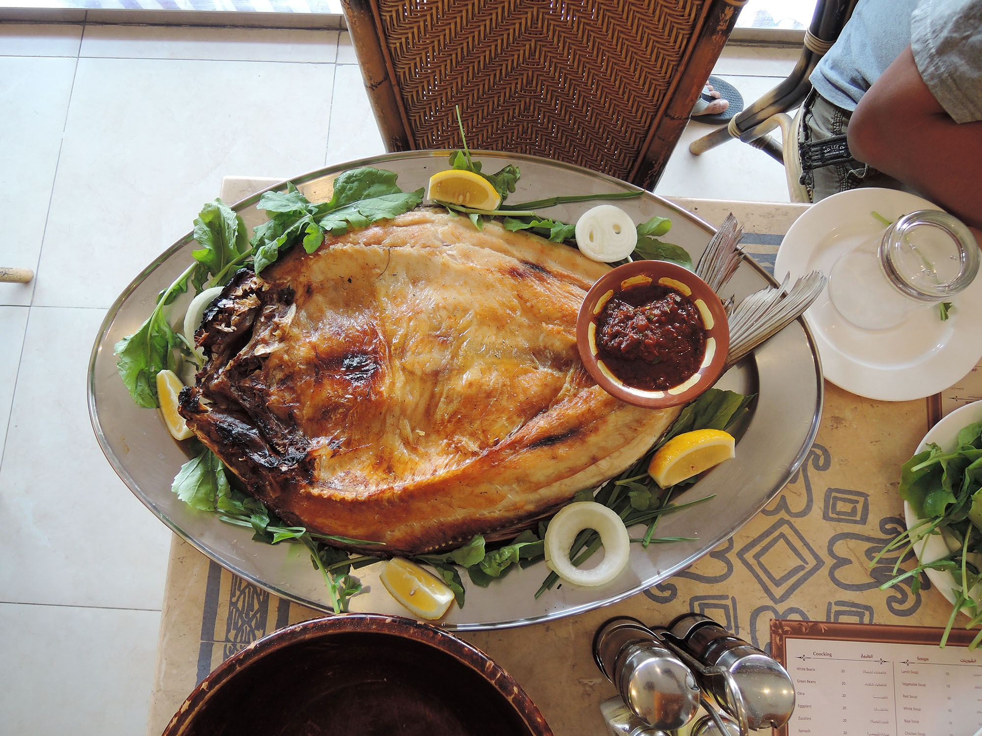 Masgouf (Iraq): Masgouf đã có lịch sử hơn 10.000 năm và cho tới nay vẫn rất phổ biến ở Iraq. Cá chép được mổ moi ngay khi vừa đánh bắt, sau đó ướp gia vị và nướng trên một kiểu bếp lò đặc biệt. Cá chín có mùi thơm hấp dẫn, được ăn kèm xoài xanh và ớt thái sợi. Ảnh: Kenna Marcelo.