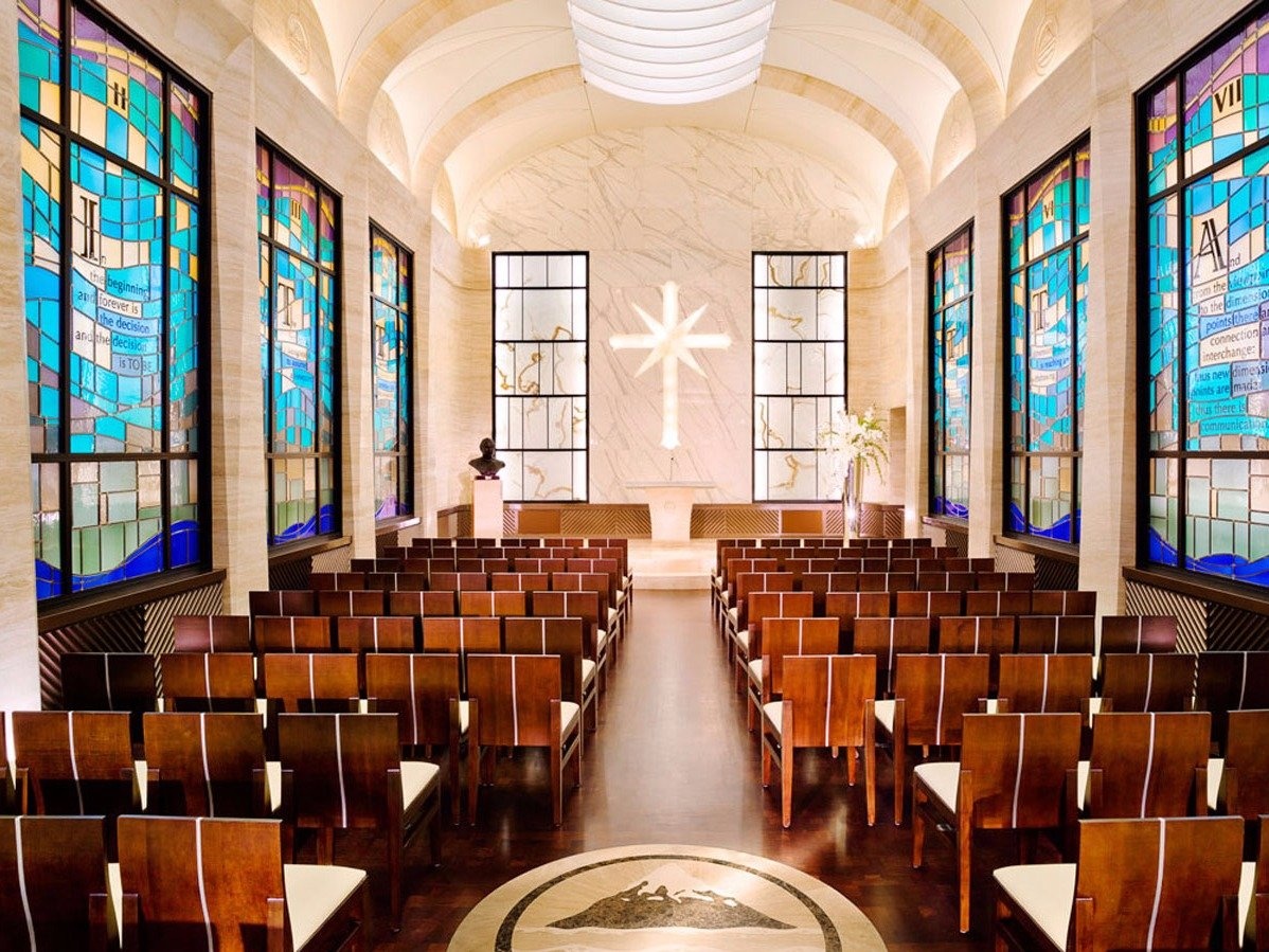 Nhà nguyện cao gần 7 m, với trần được trang trí lộng lẫy và các cửa sổ kính màu.