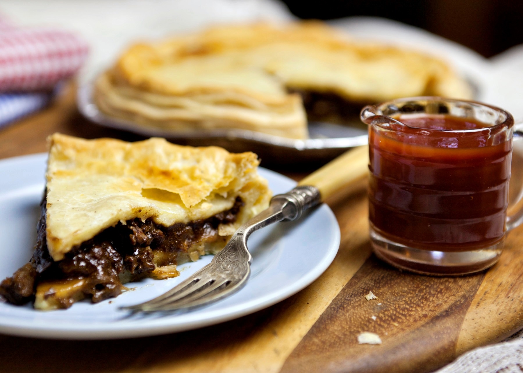 Bánh nướng nhân thịt (Australia): Món ăn biểu tượng của Australia này gồm thịt băm nhỏ, trộn với hành, nấm hoặc phô mai, bọc vỏ bột và nướng cho tới khi vỏ ngoài vàng ruộm. Nhân thịt đậm đà và vỏ bánh giòn kết hợp thành một món ăn vừa ngon, vừa no bụng. Ảnh: Business Insider.