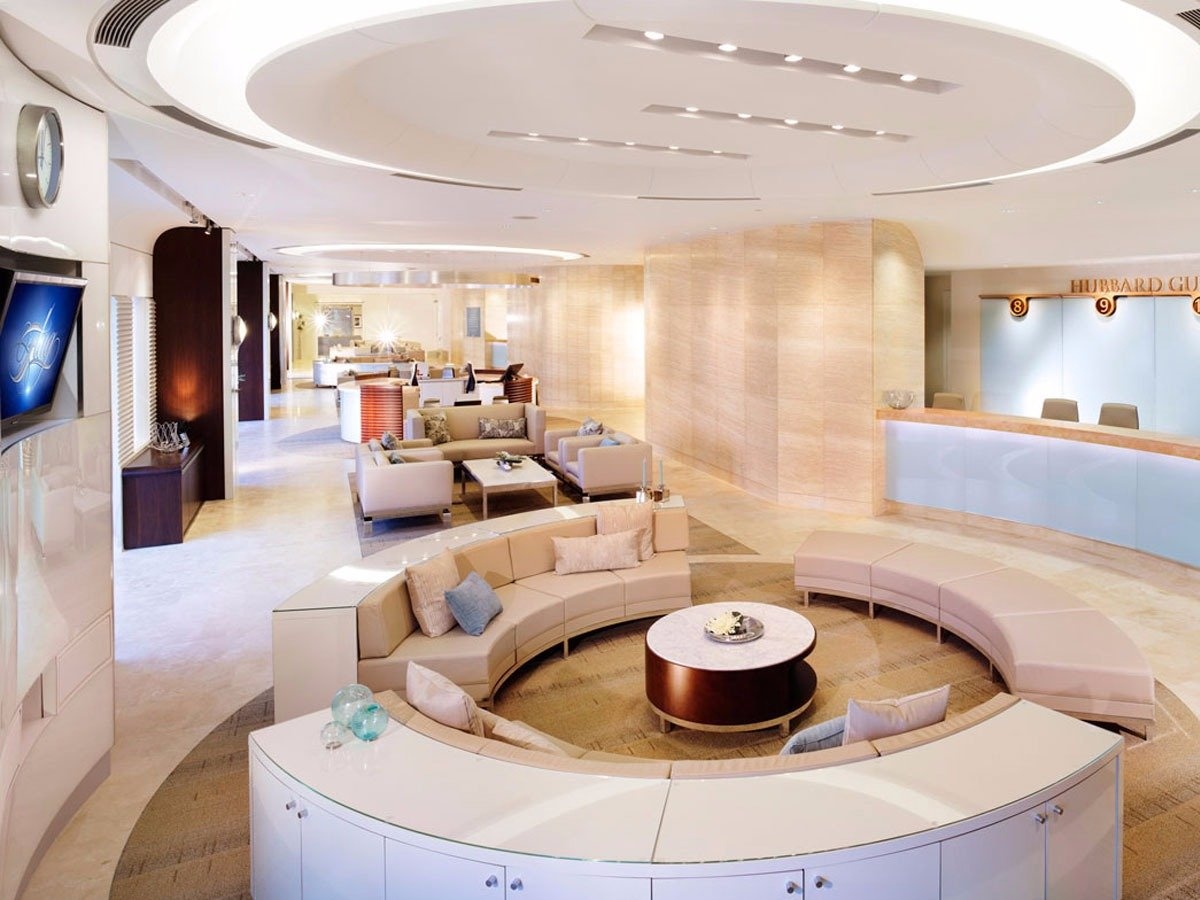 Đây là trung tâm hướng dẫn Hubbard, với 14 khu độc lập cho các nghi lễ tôn giáo. Nhiều người cho biết nơi này được trang bị công nghệ tối tân để tiếp nhận hơn 1.000 tín đồ trong một ngày.