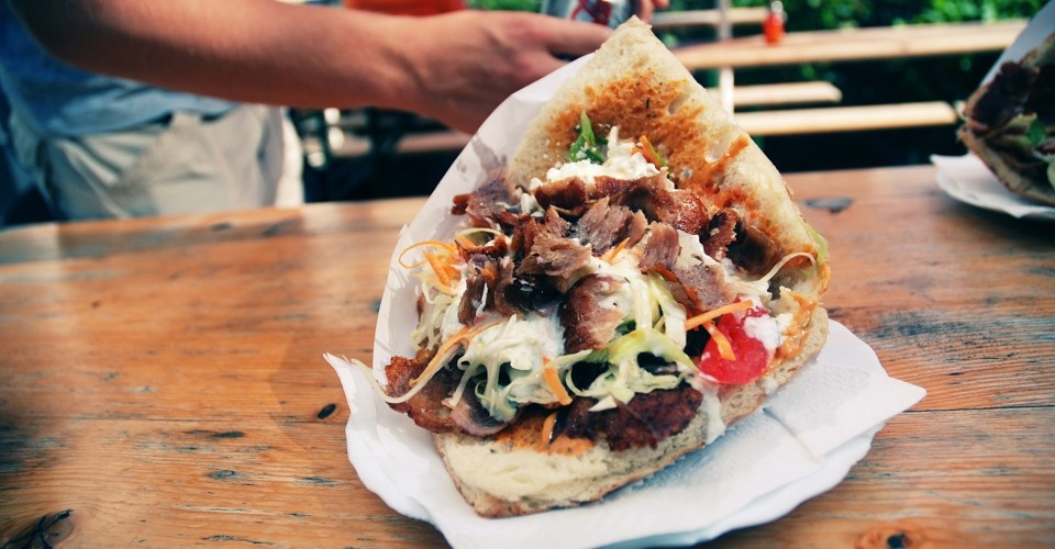 Doner Kebap (Thổ Nhĩ kỳ): Không chỉ nổi tiếng ở Thổ Nhĩ Kỳ, Doner Kebap còn được “xuất khẩu” tới nhiều quốc gia trên thế giới. Bánh gồm lớp vỏ giòn, nhân thịt nướng thơm phức tộn cùng rau, thêm tương ớt, nước sốt theo ý thích của khách hàng. Ảnh: Theatlantic.