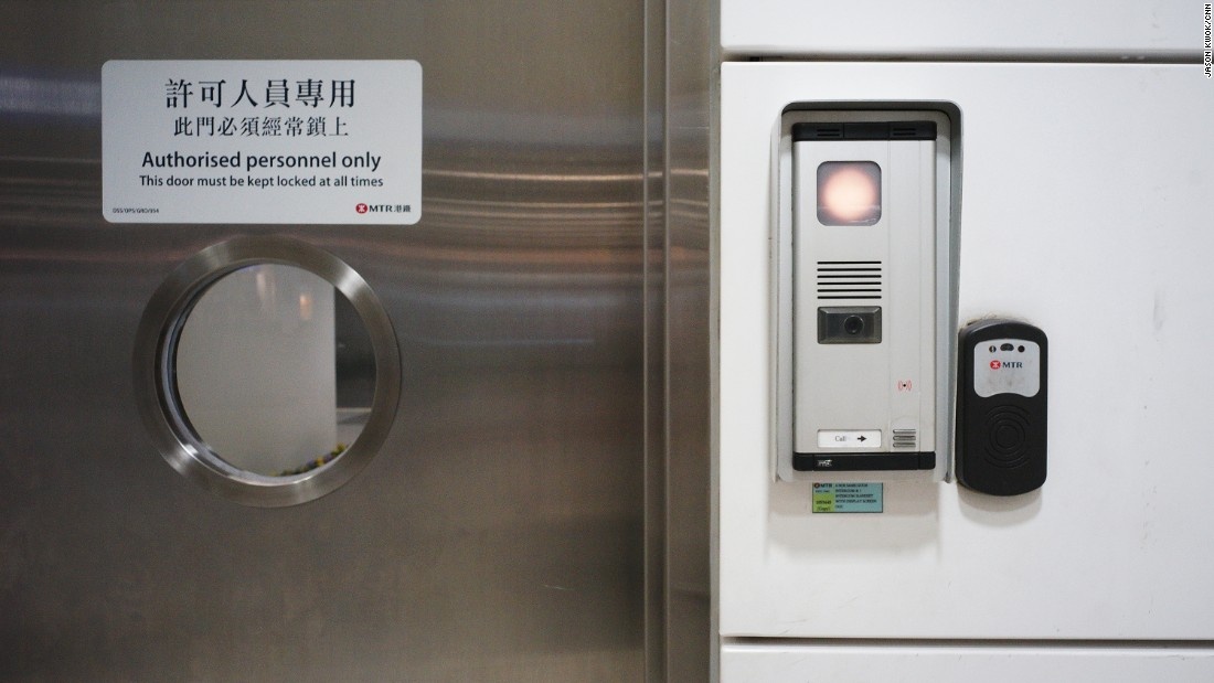 Bất cứ ai vào trung tâm điều khiển đều phải qua một loạt kiểm tra an ninh và các cửa giám sát nghiêm ngặt. Ông Kam cho biết nơi đây giống như khu thần kinh trung ương của hệ thống tàu đô thị Hong Kong.