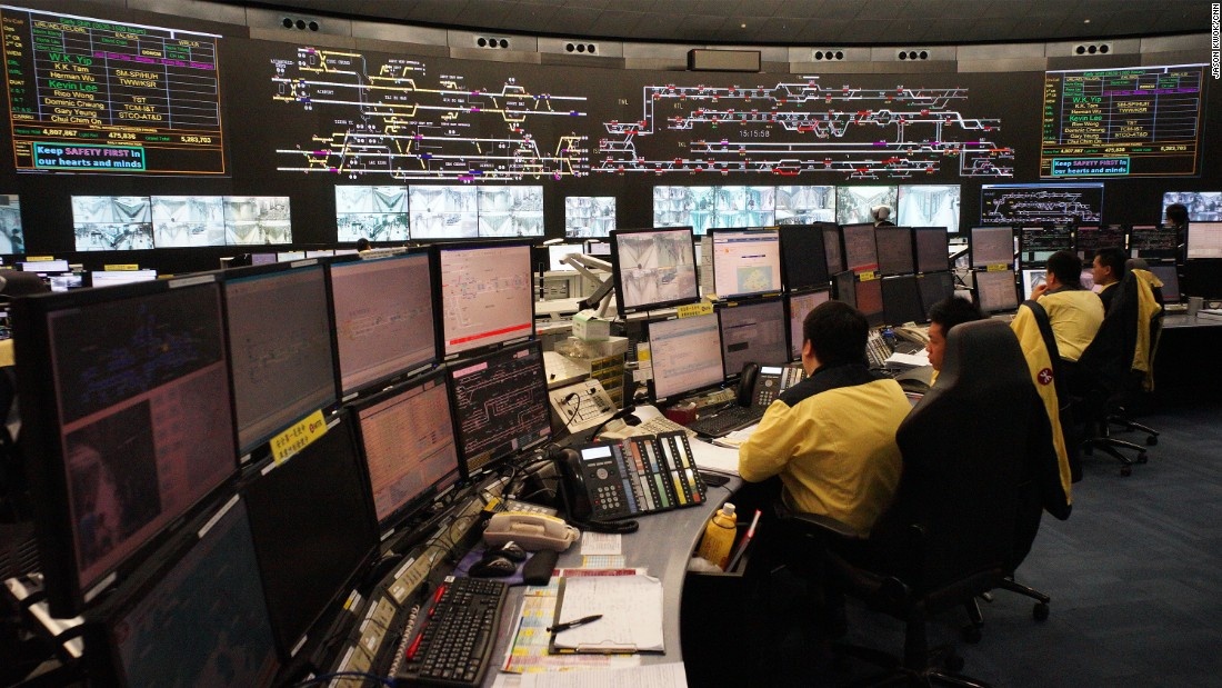 Những thanh màu đỏ trên đường vàng và trắng thể hiện vị trí hiện tại của các tàu. Bên dưới, hệ thống máy quay giám sát cho những người vận hành theo dõi hoạt động ở các ga tàu. Khi một tàu gặp vấn đề, đồng hồ sự cố sẽ được bật lên, hiển thị số giây tàu chậm chuyến.