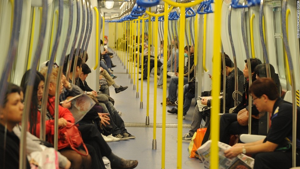 Tổng quãng đường của MTR là 218 km, ít hơn so với nhiều thành phố lớn khác (London có 402 km và New York có 373 km). Tuy nhiên, lượng hành khách của MTR lại lớn hơn nhiều, lên tới 5 triệu lượt khách mỗi ngày, trong khi London chỉ vào khoảng 3,5 triệu lượt khách.