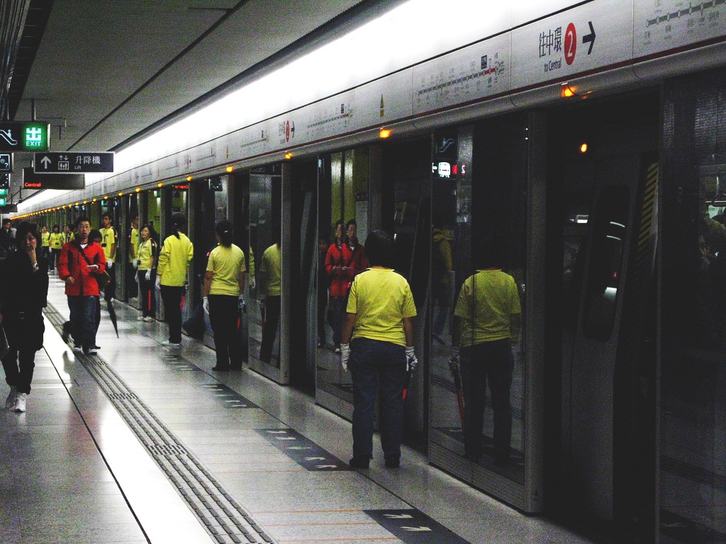 MTR có nhiều chiến dịch cung cấp thông tin để đảm bao an toàn cho hành khách, như các biển hướng dẫn sử dụng thang máy, hay các chương trình phát thanh. Chính quyền cũng đề ra các quy định như hành khách không được mang chất dễ cháy nổ, không được chạy lên tàu khi cửa đang đóng. Nếu vi phạm, bạn sẽ bị phạt tiền hoặc thậm chí tống giam. Việc hút thuốc, ăn uống trên tàu hay các trạm chờ cũng bị cấm để đảm bảo vệ sinh. Ảnh: Urbantoronto.