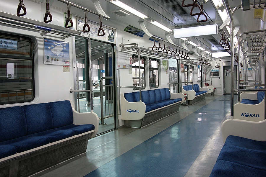 Sự thoải mái: Hệ thống tàu đô thị của Seoul khá mới, do đó phần lớn các tàu đều lớn và rộng rãi, với ghế ngồi thoải mái.  Ảnh: Skyscrapercity.