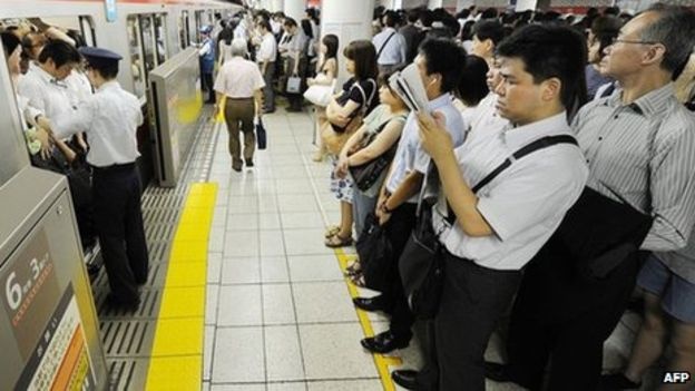 Người dân luôn xếp hàng ngay ngắn và giữ trật tự. Ảnh: BBC.