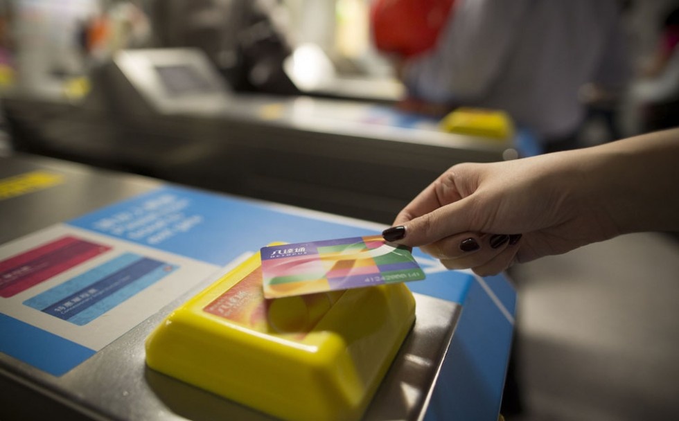 Hành khách thường sử dụng thẻ Octopus để trả phí tàu. Loại thẻ này rất tiện lợi, không chỉ dùng được cho hệ thống MTR mà còn cho các phương tiện công cộng khác. Ngoài ra, thẻ còn tích hợp nhiều dịch vụ như trả phí đỗ xe, mua sắm, ra vào các tòa nhà. Ảnh: Scmp.