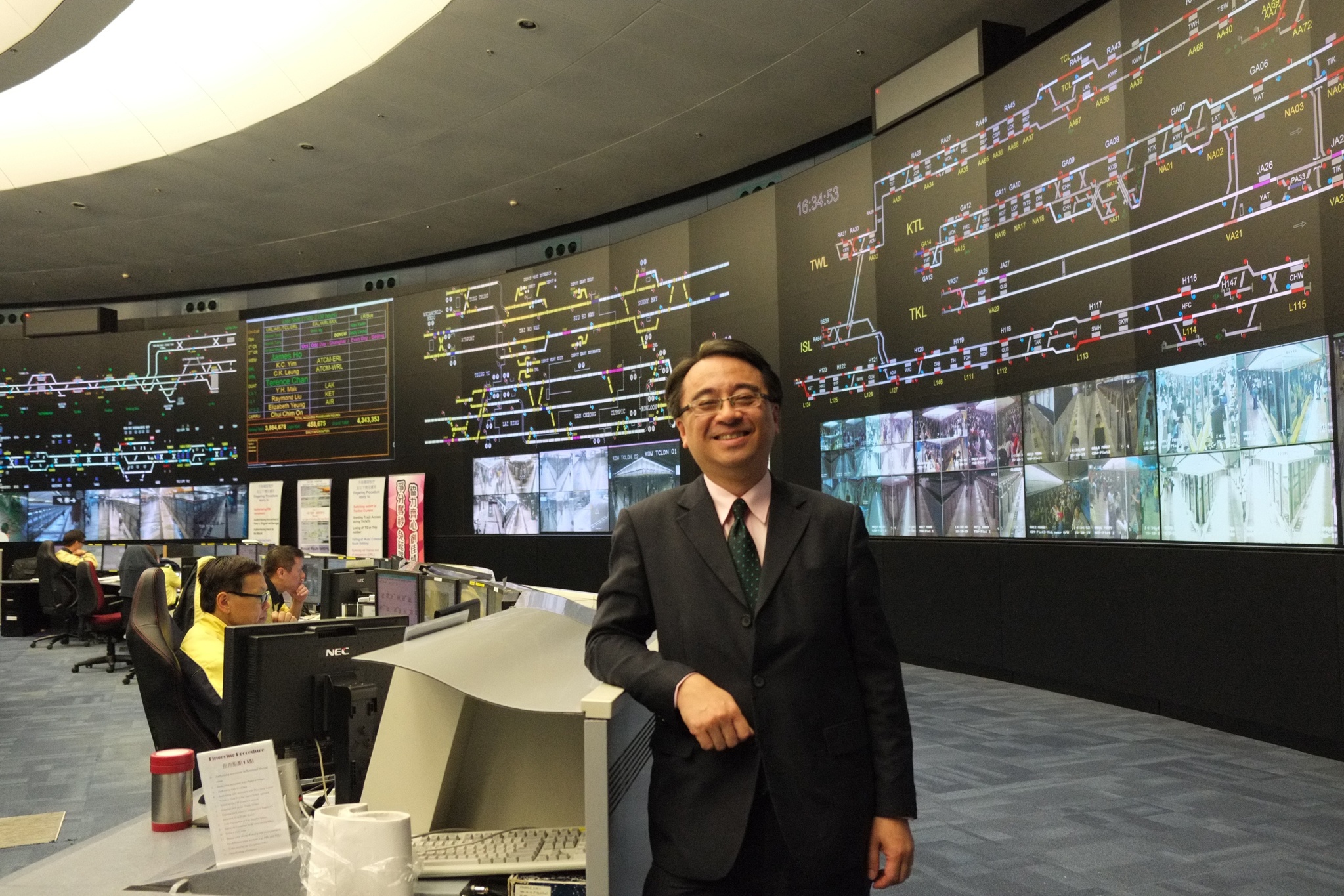 Super OCC cho phép ban quản lý giám sát tất cả các đường tàu từ một phòng duy nhất. Ông Jacob C. Kam, giám đốc công ty MTR, cho biết: “Việc quản lý tất cả đường tàu từ một phòng điều khiển rất quan trọng, vì đây là một hệ thống liền mạch”.  Ảnh: Straitstimes.