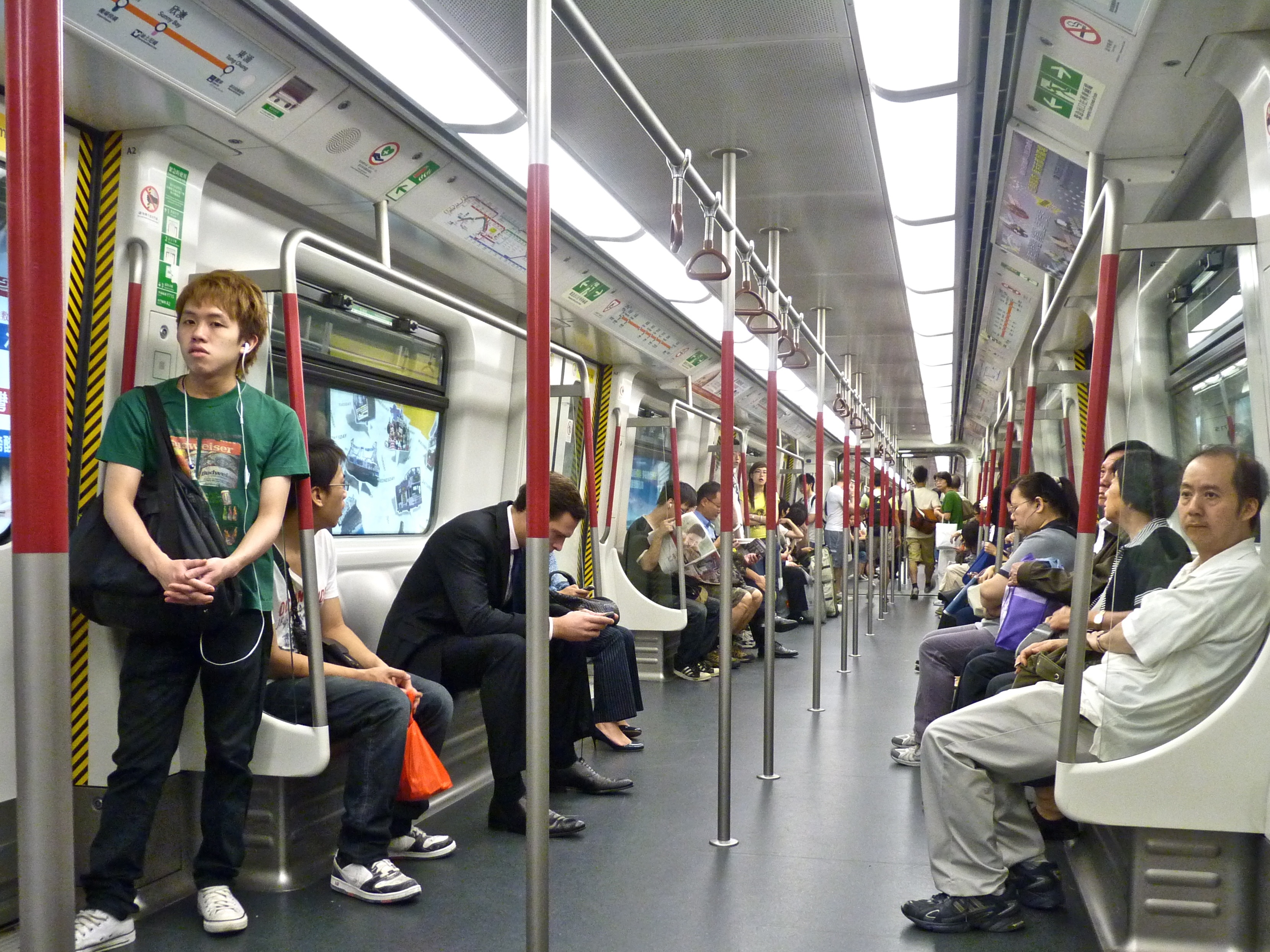 Hệ thống MTR được trang bị dịch vụ 3G để hành khách có thể sử dụng internet ngay cả khi ở dưới lòng đất.Ảnh: Jame Shandlon.