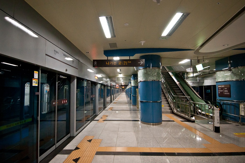 Nhà ga mới và sạch: Seoul đã mở rộng hệ thống đường ray trong những năm gần đây, với nhiều ga tàu mới và sạch sẽ ở nhiều khu vực quan trọng. Ảnh: Patrick Lydon.