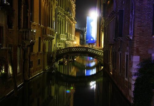 Venice về đêm huyền bí. Ảnh: Mygola.