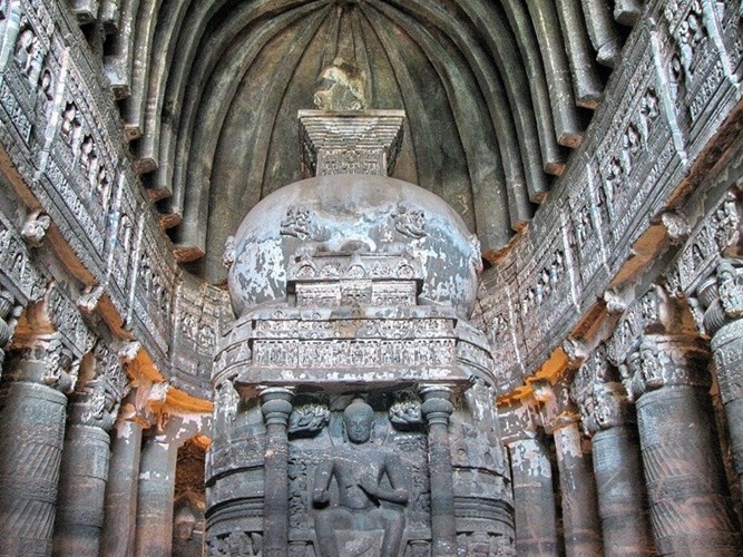 Là một ví dụ tiêu biểu nhất cho kiến trúc đá cắt, AjantaCaves ở tỉnh Maharashtra, Ấn Độ được chạm khắc thành những vách núi trong một thung lũng hình móng ngựa. Có rất nhiều những bức tranh và những bức tượng Phật trong động. Một vài tác phẩm trong số chúng có niên đại từ thế kỉ thứ hai trước công nguyên và hầu hết trong số chúng đều được đục bằng tay bởi các nhà sư qua hàng thế kỉ để truyền đạt lại cho mọi người hiểu biết về truyền thống của đạo Phật.