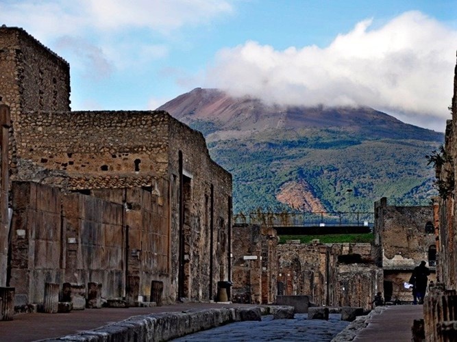 Bạn có lẽ vẫn còn nhớ Pompeii trong những câu chuyện về đợt phun trào núi lửa kinh hoàng trong lịch sử, Tuy nhiên ngày nay, khi tới Pompeii, bạn sẽ được chiêm ngưỡng những tàn tích còn sót lại rất hấp dẫn các du khách khi qua hàng ngàn năm vẫn được bảo tồn dưới lớp tro dày 80ft. Bây giờ bạn có thể thấy ở đó những kiến trúc mái vòm, phòng tập gym, những thánh tích còn sót lại và không cần phải lo lắng về một đơn phun trào nữa bởi chúng ta đã có những dự báo của khoa học rồi.