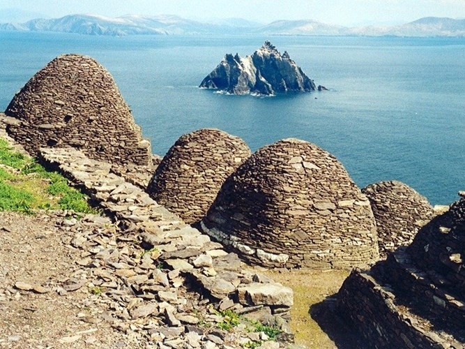 SkelligMichael là một trong những tu viện đẹp nhất thế giới, được xây dựng trên một ngọn núi cạnh bờ biển của Ireland vào thế kỉ thứ VI khi đạo Thiên Chúa vẫn còn sơ khai và cái chết sẽ treo trên đầu bất cứ ai thực hành những nghi lễ của tôn giáo này.