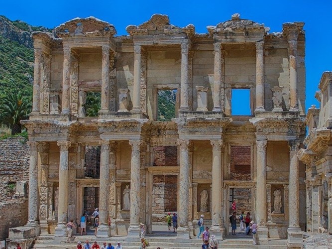 Có lẽ đây chính là một trong những thành phố cổ xưa của người Hy Lạp – La Mã được bảo tồn tốt nhất, đó là Ephesus với niên đại khoảng từ thế kỉ thứ X trước công nguyên. Vùng đất này đã diễn ra rất nhiều sự kiện lịch sử từ chế độ thuộc địa của người Hy Lạp, sau đó là La Mã, rồi sau khi đế chế La Mã sụp đổ, sau hàng thế kỉ bị lãng quên nó lại được các nhà khảo cổ học Châu Âu phát hiện lại vào những năm 1800. Hiện nay nó là địa điểm nổi tiếng nhất của thư viện Celsus nguy nga, tráng lệ.