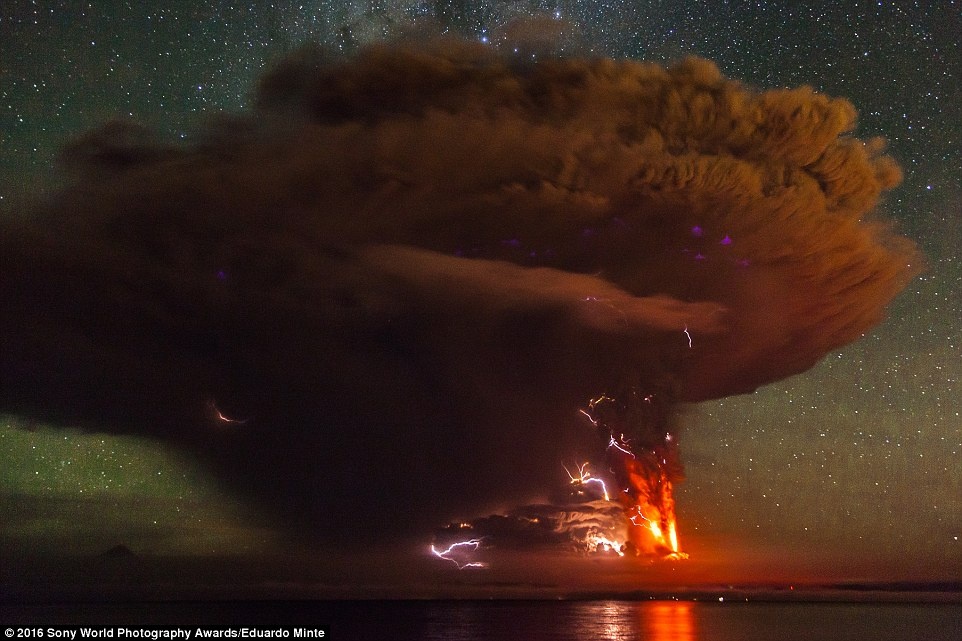 Núi lửa Calbuco ở Chile phun trào lần thứ 2 trong năm 2015, qua ảnh của Eduardo Minte (Chile).
