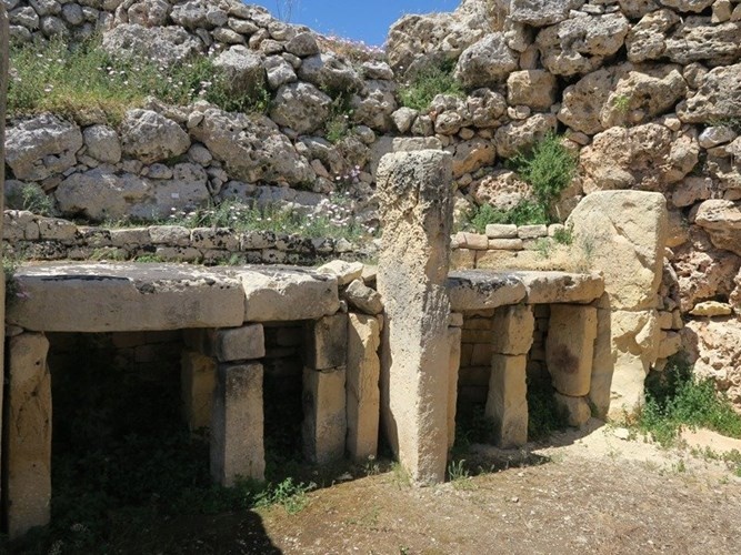 Ngọn tháp khổng lồ của Malta chính thức là kiến trúc tôn giáo lâu đời thứ hai trên thế giới sau kim tự tháp Ai Cập. Người ta cho rằng nó được xây dựng vào năm 3600 trước công nguyên. Những người Gozita đã tụ họp về đây để thi hành những nghi thức tôn giáo của họ và ngày nay đó là một công trình thú vị đầy cảm hứng với không gian yên tĩnh và có phần hẻo lánh.