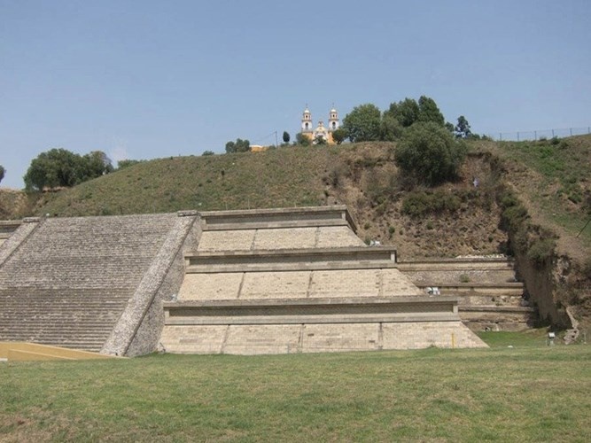 Có lẽ bạn chưa từng nghe về di tích này nhưng kim tự tháp Cholula hay còn gọi là Tlachihualtepetl là kim tự tháp lớn nhất thế giới. Hiện nay, trung tâm tôn giáo khổng lồ của Aztec đã bị chôn vùi dưới một ngọn đồi. Quá trình xây dựng công trình này được miêu tả trong các chuyến du lịch là sự tương đương giữa BigDig của Boston và Mesoamerica, mất khoảng 12 thế kỉ để hoàn thành.