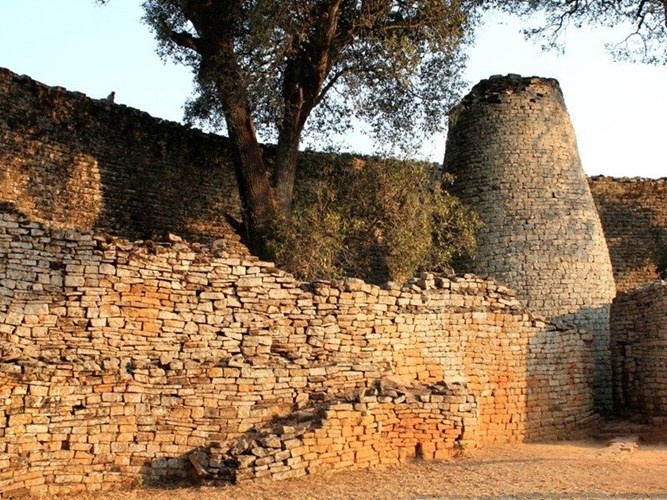 Khu vực quanh thủ đô trước đây của Vương quốc Zimbabwe được hình thành những năm 300 trước công nguyên nhưng phải cho đến tận năm 1000, con người mới bắt đầu xây dựng những công trình đá tảng khổng lồ vẫn còn tồn tại tới ngày nay. Thành phố này rất rộng và cao với những viên gạch đá rắc rối. Khi đi vòng quanh khu vực này, tầm ngắm có thể mở ra rất lớn.