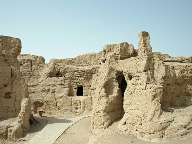 Trông như một thành phố lâu đài cát, Jiaohe được tạo thành từ những viên gạch đất nung cách đây 2300 năm bởi sự thành công của những cư dân khi tận dụng được vị trí thuận lợi trên một hòn đảo giữa hai dòng sông trong thung lũng như một pháo đài tự nhiên. Nằm ngổn ngang và bị bao phủ bởi bụi bặm, Jiaohe có một vị trí quan trọng trên Con đường tơ lụa cho đến khi nó bị xóa sổ bơi người Mông Cổ vào những năm 1200.