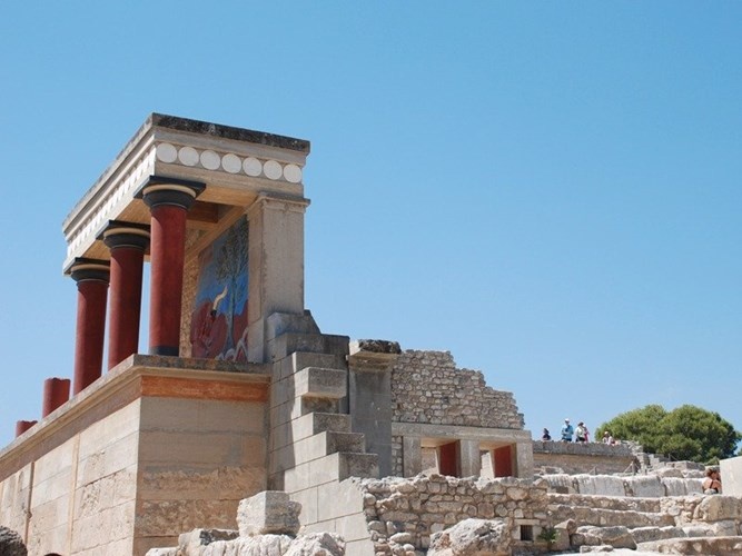 Được xây dựng trong suốt thời đại đồ đồng, Knossos được xem là thành phố cổ xưa nhất Châu Âu. Truyền thuyết cho rằng vua Minos đã xây dựng mê công này để giam giữ con trai ông là Minotaur. Dĩ nhiên, cho tới nay mê cung này đã biến mất chỉ còn lại tàn tích của cung điện Knossos với một vài chỗ được tu sửa lại theo như những nhận định của các nhà khảo cổ học người Anh về những gì còn sót lại chúng ta thấy bây giờ.