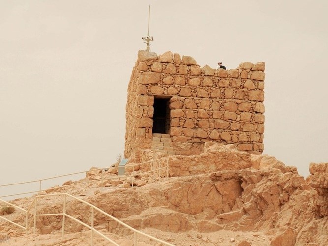 Masada là vùng đất cuối cùng cho cuộc chiến của người Do Thái chống lại cuộc tấn công bất ngờ của người La Mã ở Judea. Nằm ở đỉnh của cao nguyên đá trông ra biển Đen và được giữ vững bởi Herod qua hàng thập kỉ, nơi này là một di tích thu hút đông đảo khách du lịch đặc biệt vào những buổi bình minh.