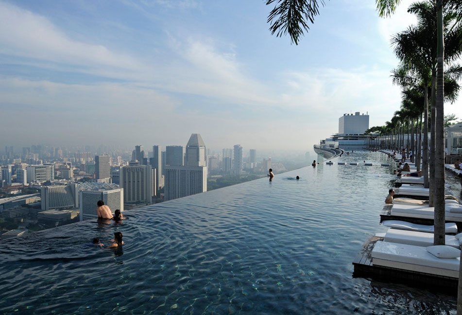 Bể bơi khách sạn Marina Bay Sands (Singapore):  Nằm ở tầng 55 của khách sạn Marina Bay Sands, đây là bể bơi ngoài trời lớn nhất thế giới ở độ cao 216 m. Từ đây, du khách có thể ngắm nhìn Singapore trong lúc thư giãn. Ảnh: Humblerooster.