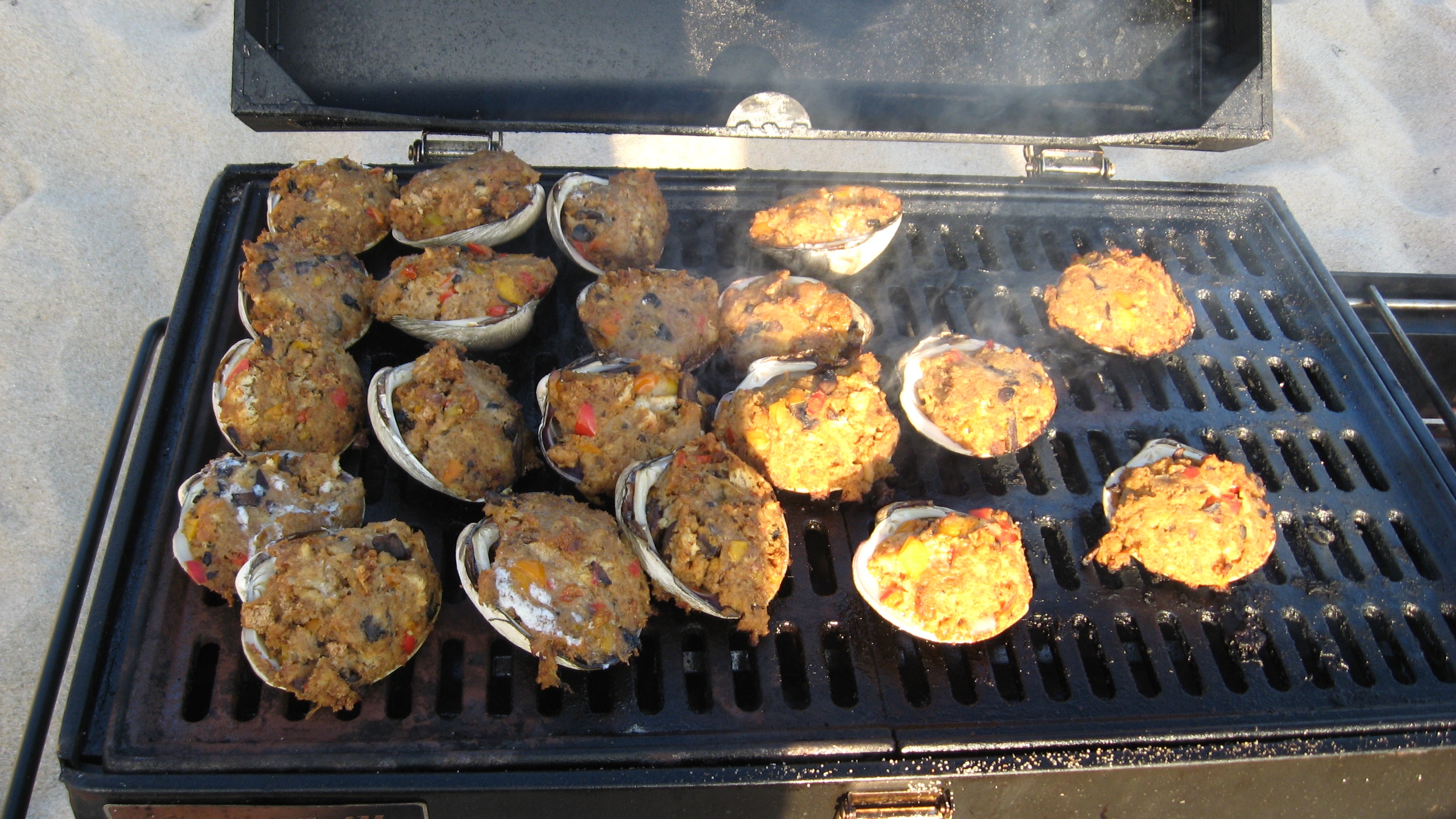 Thi ăn trai venut (Mỹ): Người tham dự cuộc thi ăn trai venut nhồi ở Massachusetts, Mỹ, phải cố ăn càng nhiều càng tốt trong vòng 90 giây. Loại trai này là đặc sản của vùng Cape Cod và New Jersey. Thịt trai được thêm các loại gia vị, bơ, ớt, rau thơm và xào chín. Món này khá ngon nhưng rất ngấy, bạn khó lòng ăn được đến con thứ 2 chứ đừng nói là ăn được tới 7 con như người giành chiến thắng. Ảnh: Onlygossip.