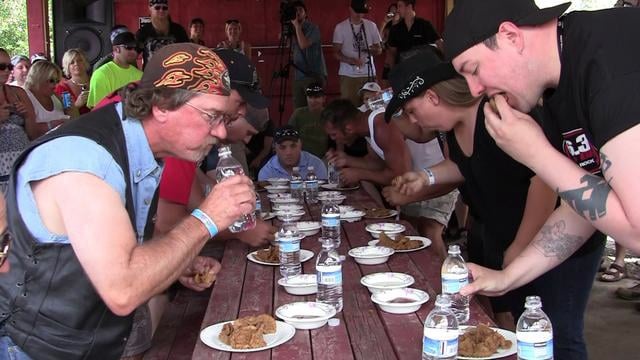 Thi ăn tinh hoàn bò (Mỹ): Lễ hội tinh hoàn bò kỳ lạ diễn ra hàng năm ở vùng Montana, thu hút nhiều du khách tham dự. Ngoài các hoạt động hấp dẫn, bạn có thể tham dự cuộc thi ăn tinh hoàn bò rán giòn, món đặc sản của lễ hội này.  Ảnh: Vimeo.