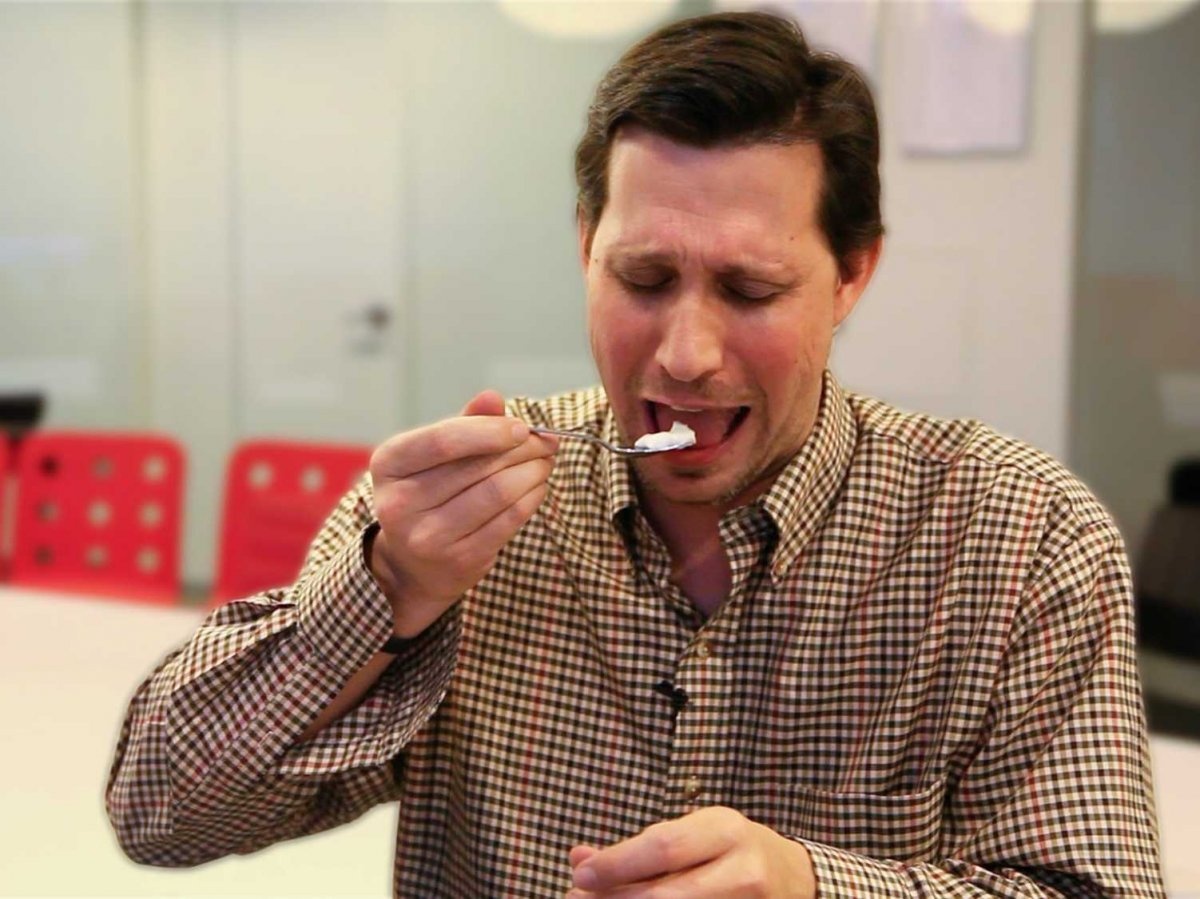 Thi ăn mayonaise (Mỹ): Món sốt trứng gà thường được ăn kèm với nhiều món, nhưng việc ăn nguyên mayonaise mà không có gì ăn cùng không phải chuyện dễ. Kỷ lục hiện tại thuộc về Oleg Zhornitskiy, với 900 g trong 8 phút.