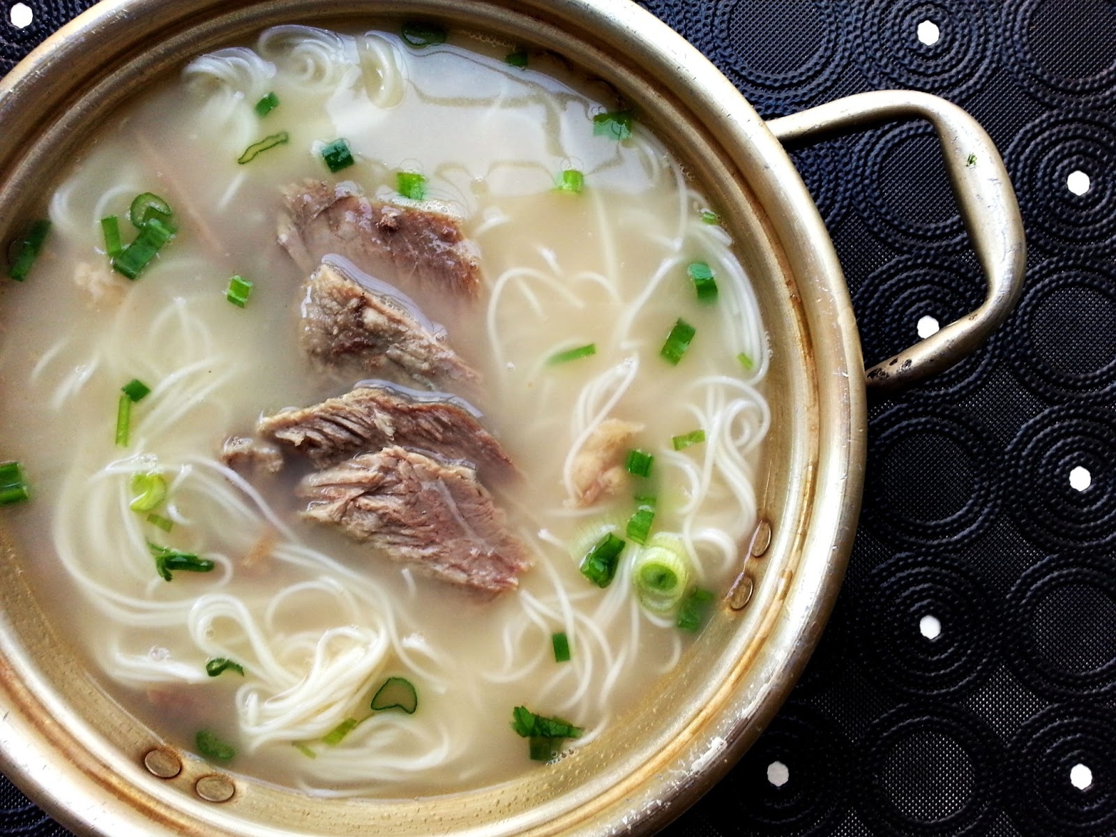 Súp xương bò: Nước dùng ninh từ xương bò có màu trắng sữa đặc trưng, đượ cho thêm mì, hành tươi vài vài lát thịt thái mỏng. Chẳng còn gì tuyệt bằng được xì xụp một bát mì nóng hổi giữa ngày mùa đông lạnh giá ở Seoul. Ảnh: Cherryonmysundae.