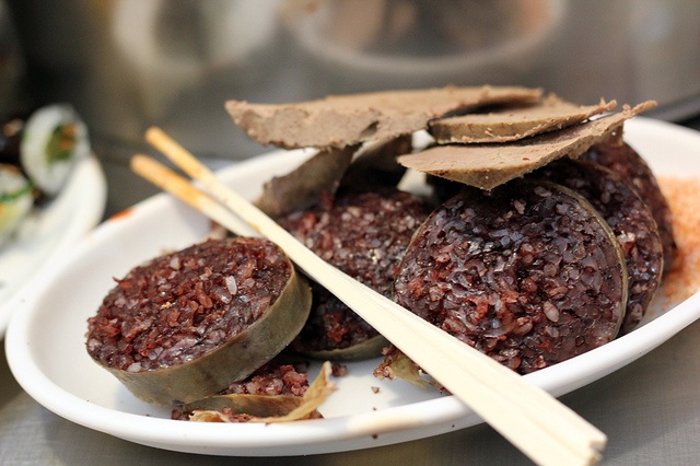 Sundae: Giống như món dồi của Việt Nam, Sundae được làm từ ruột lợn, nhồi miến, tiết, rau và thịt lợn.