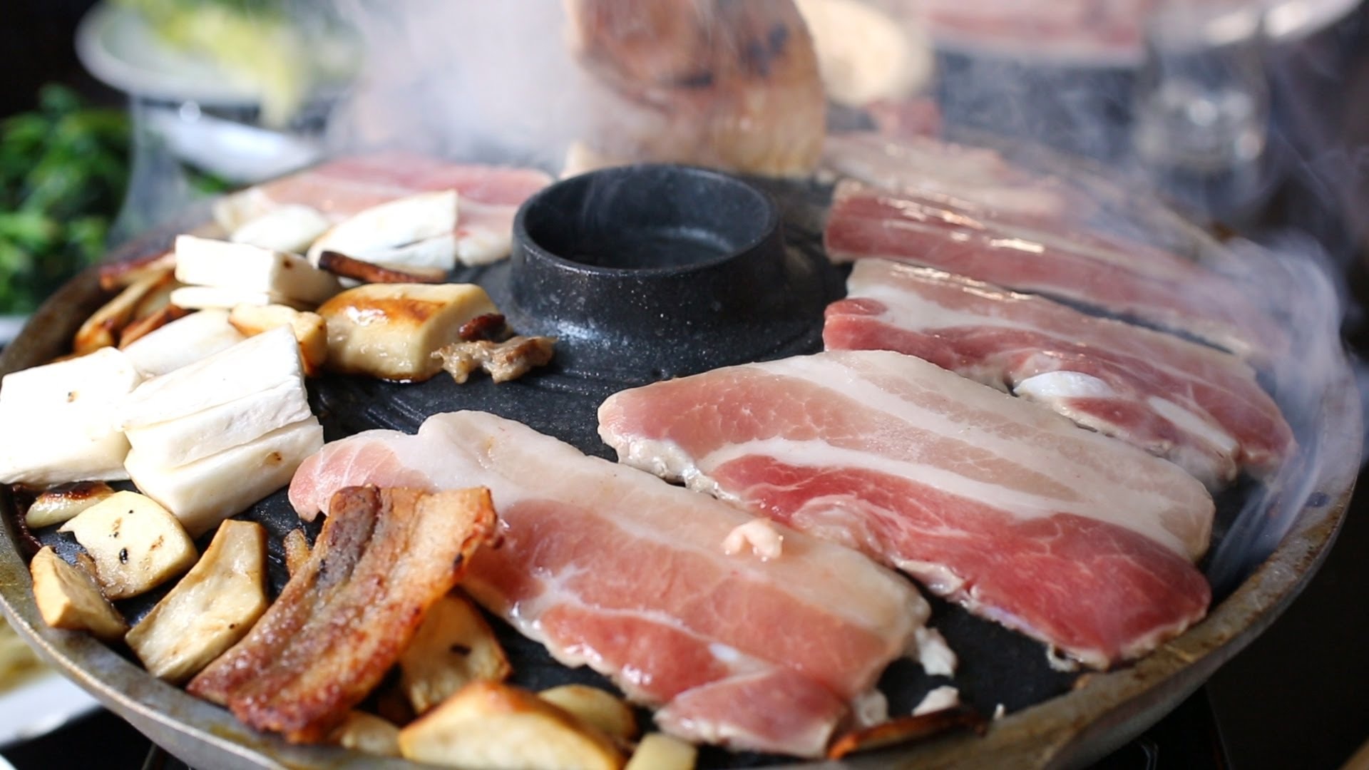 Samgyeopsal (Thịt ba chỉ nướng): Những lát thịt mỏng vừa, to bản được nướng chín trên bếp, cuộn cùng rau thơm, kim chi và chấm ssamjang (xì dầu trộn với tương ớt), hoặc dầu mè thêm muối và tiêu. Ảnh: Maangchi/Youtube.