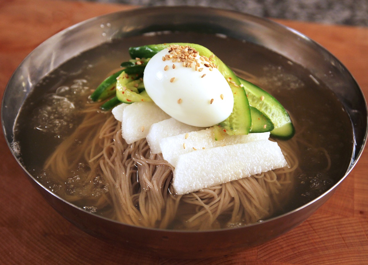 Mì lạnh Naengmyeon: Đây là món ăn phổ biến vào mùa hè. Mì kiều mạch được cho thêm nước dùng từ thịt hoặc kim chi, thêm củ cải, dưa chuột, trứng, dấm và mù tạt Hàn. Một số nơi còn cho đá vào bát mì, tạo mùi vị ấn tượng. Ảnh: Maangchi.