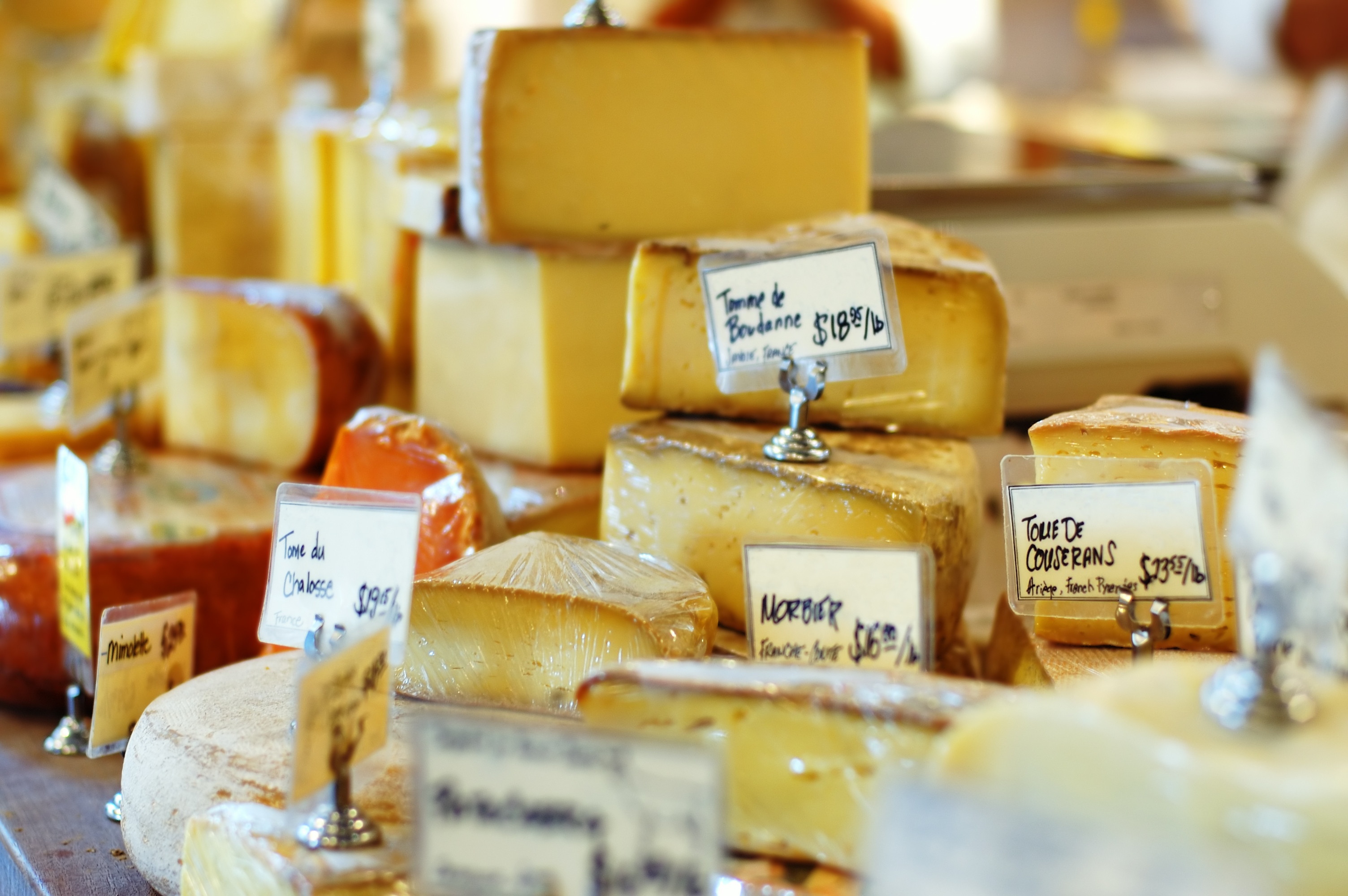 5. Phô mai Pháp (Nga): Tháng 8 năm 2014, chính phủ Nga quyết định cấm nhập khẩu một số mặt hàng nhất định từ Liên minh châu Âu và Mỹ, trong đó có phô mai Pháp. Ảnh: Santamonicacentric.